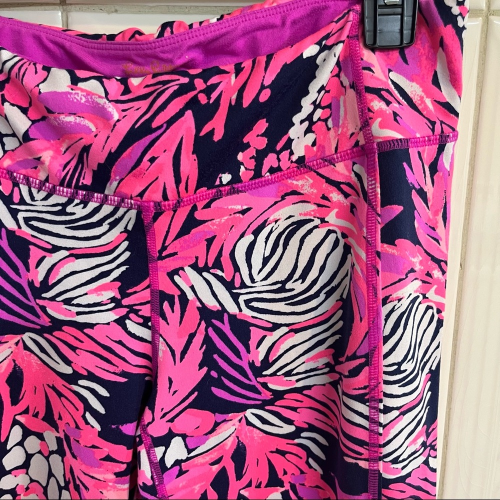 Lilly Pulitzer A Jungle In Here Cropped Luxletic Leggings Pink Navy Blue Large - Picture 4 of 11